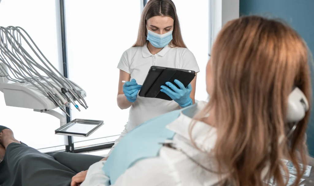 Estrategias avanzadas y tecnología para la gestión de clínicas dentales.