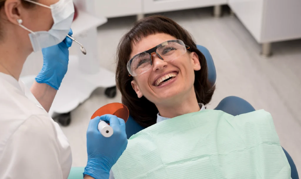 Paciente satisfecho recibiendo atención en una clínica dental profesional y moderna.