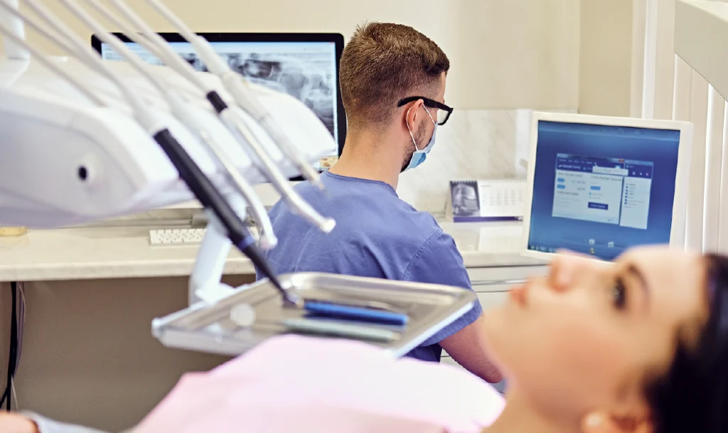 Médico utilizando tecnología avanzada para mejorar la experiencia del paciente en la atención clínica