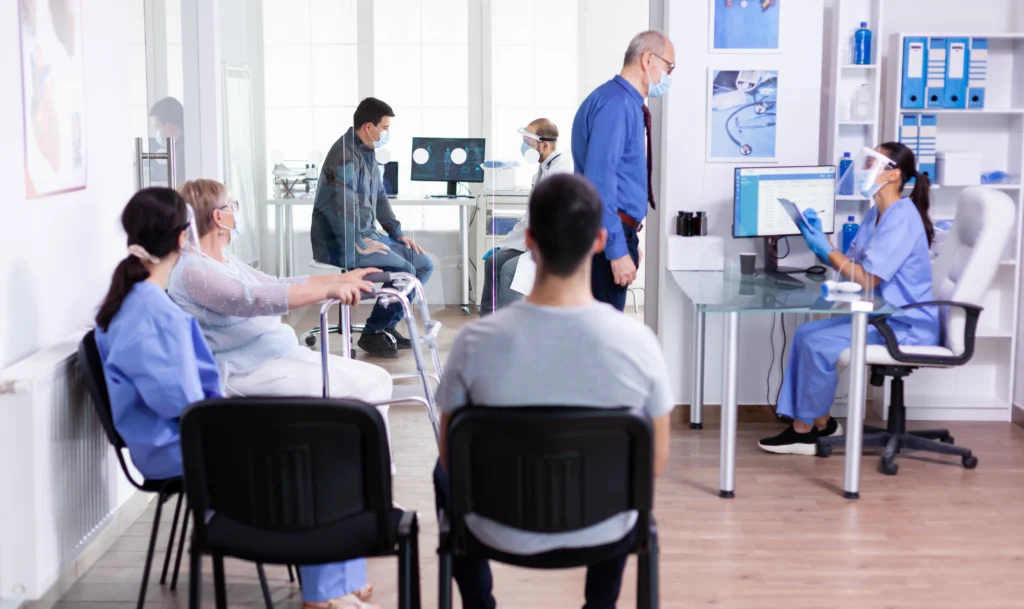 Embudos de publicidad digital educativa para aumentar la confianza y captación de pacientes en clínicas.