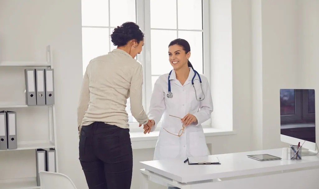 Beneficios concretos de integrar inteligencia artificial en la operación de clínicas de salud.
