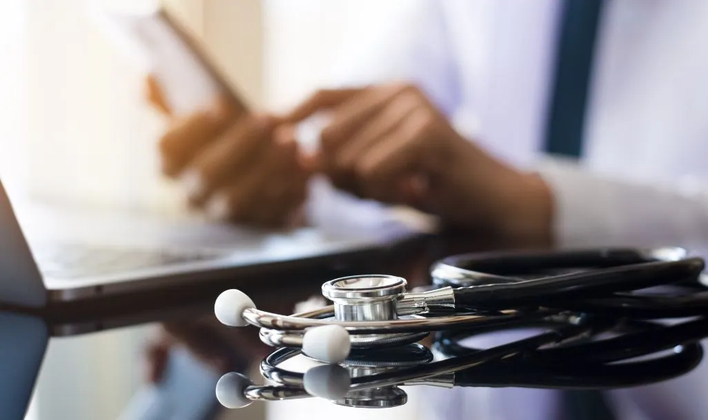 Chatbot médico respondiendo consultas de pacientes en tiempo real a través de WhatsApp y redes sociales