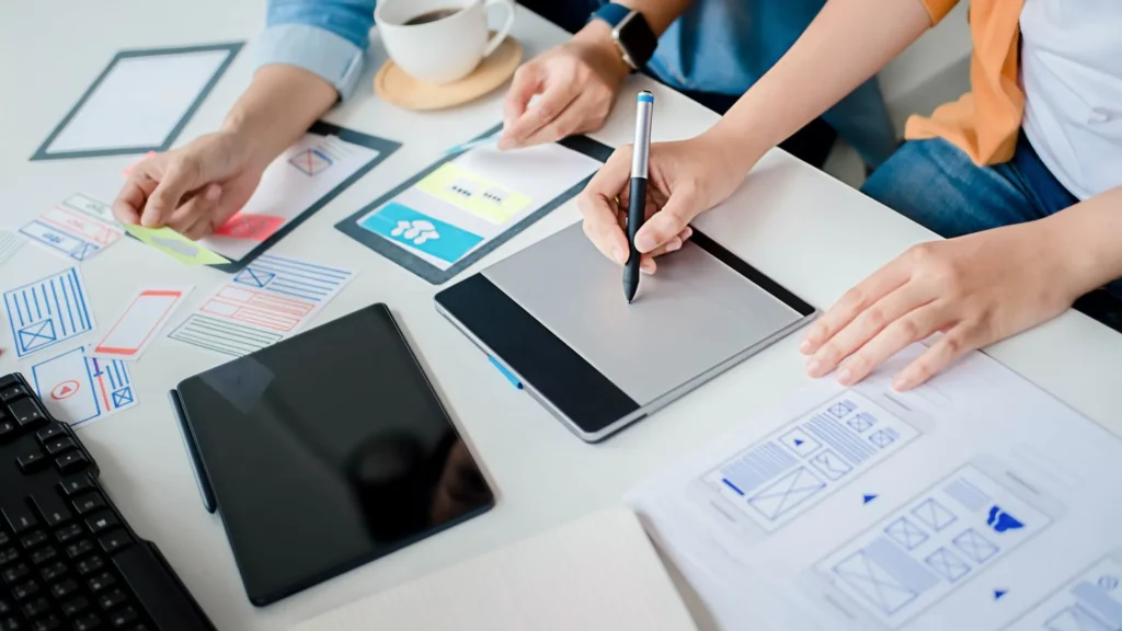Equipo de diseño creando una web a medida para clínica