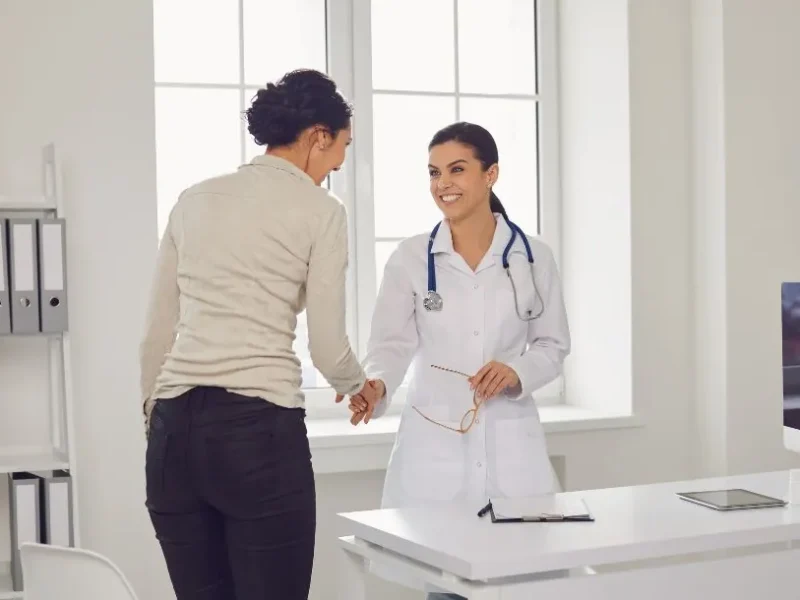 Beneficios concretos de integrar inteligencia artificial en la operación de clínicas de salud.